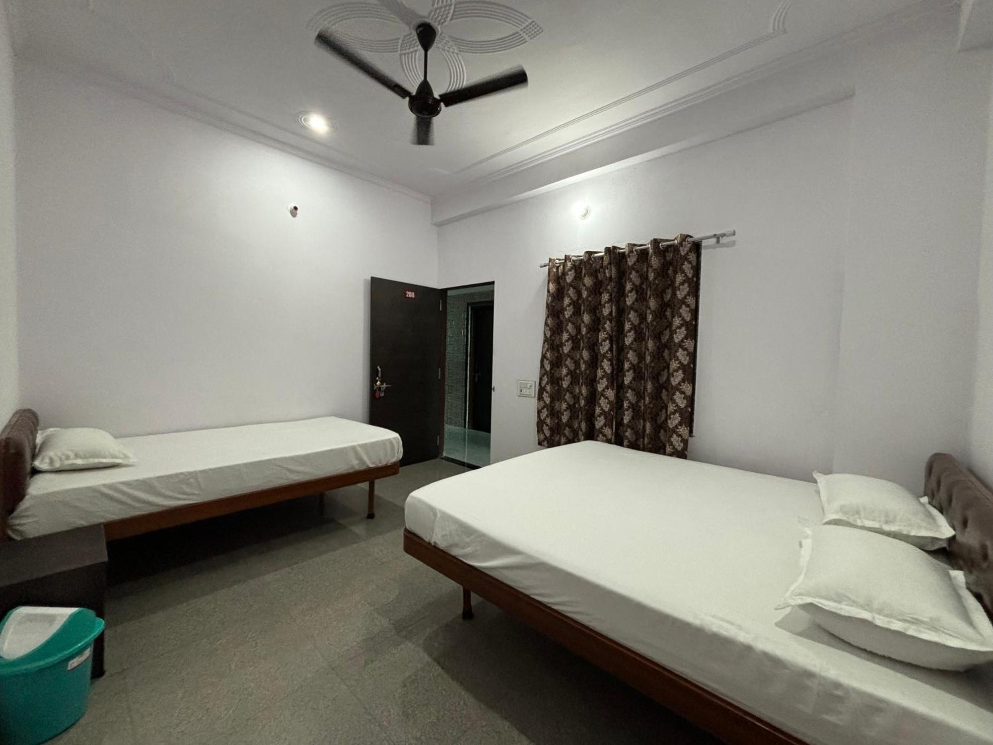Hotel Raghunath Palace Khātu Екстериор снимка