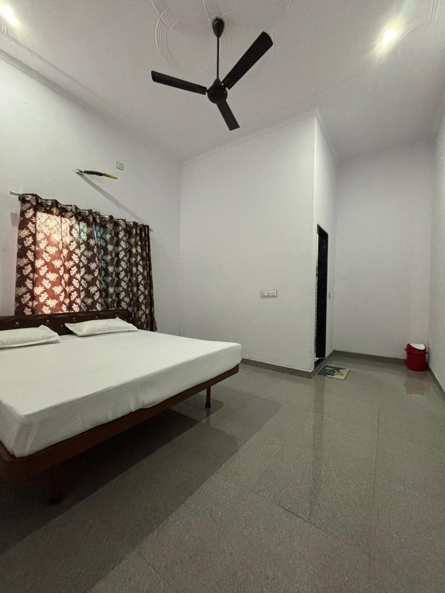 Hotel Raghunath Palace Khātu Екстериор снимка