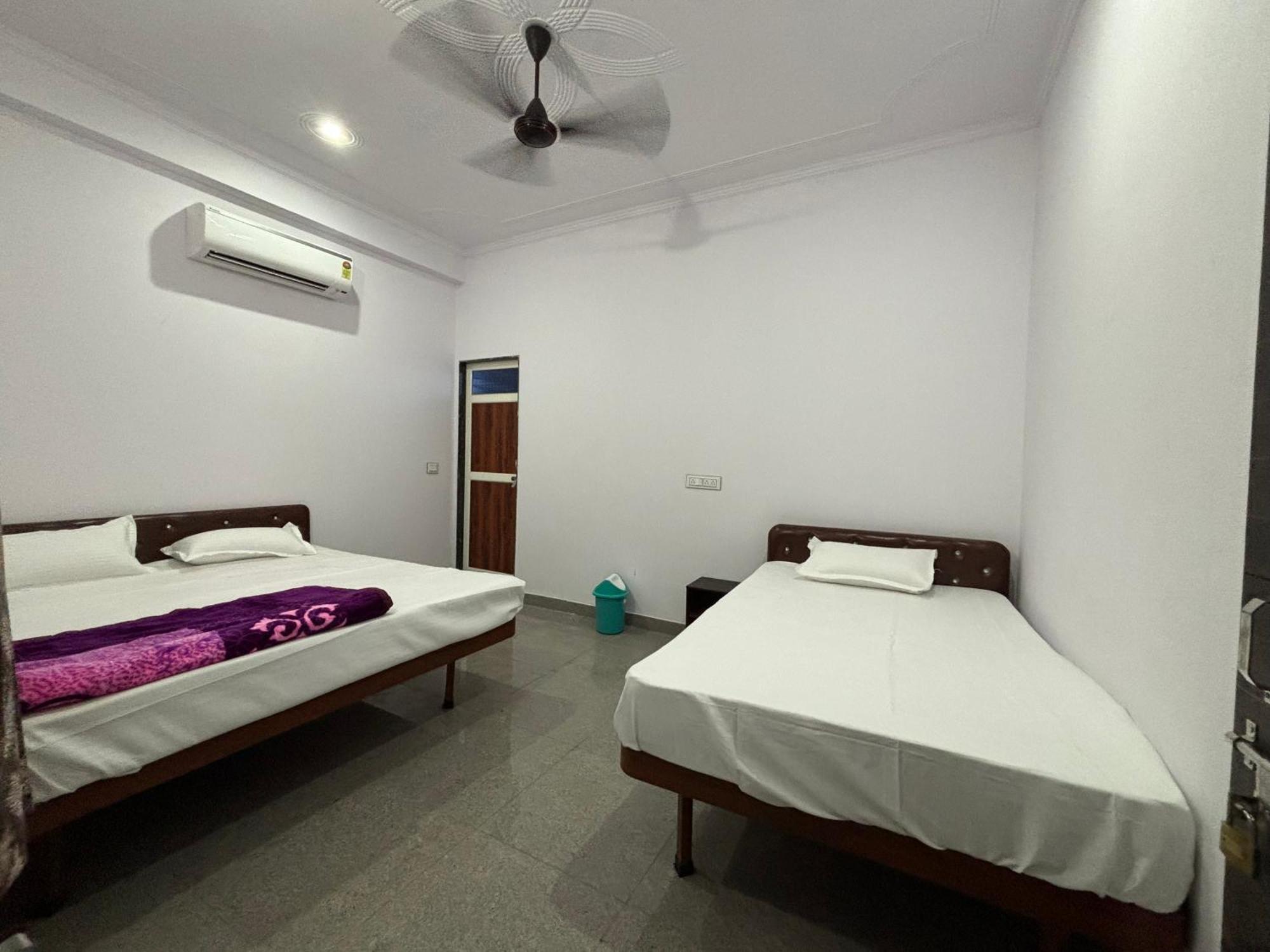 Hotel Raghunath Palace Khātu Екстериор снимка