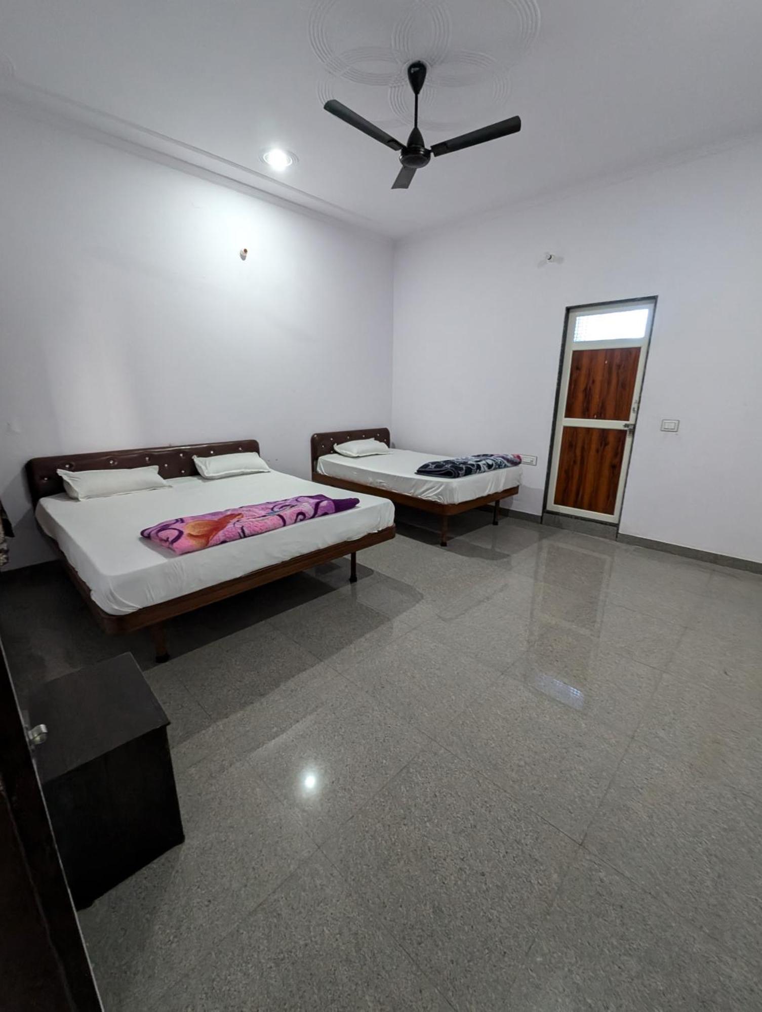 Hotel Raghunath Palace Khātu Екстериор снимка
