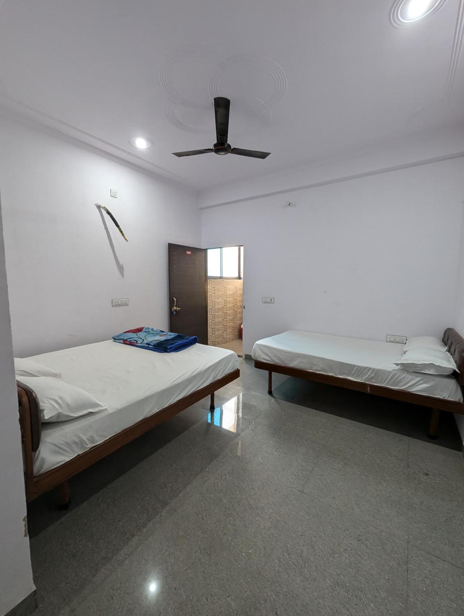Hotel Raghunath Palace Khātu Екстериор снимка