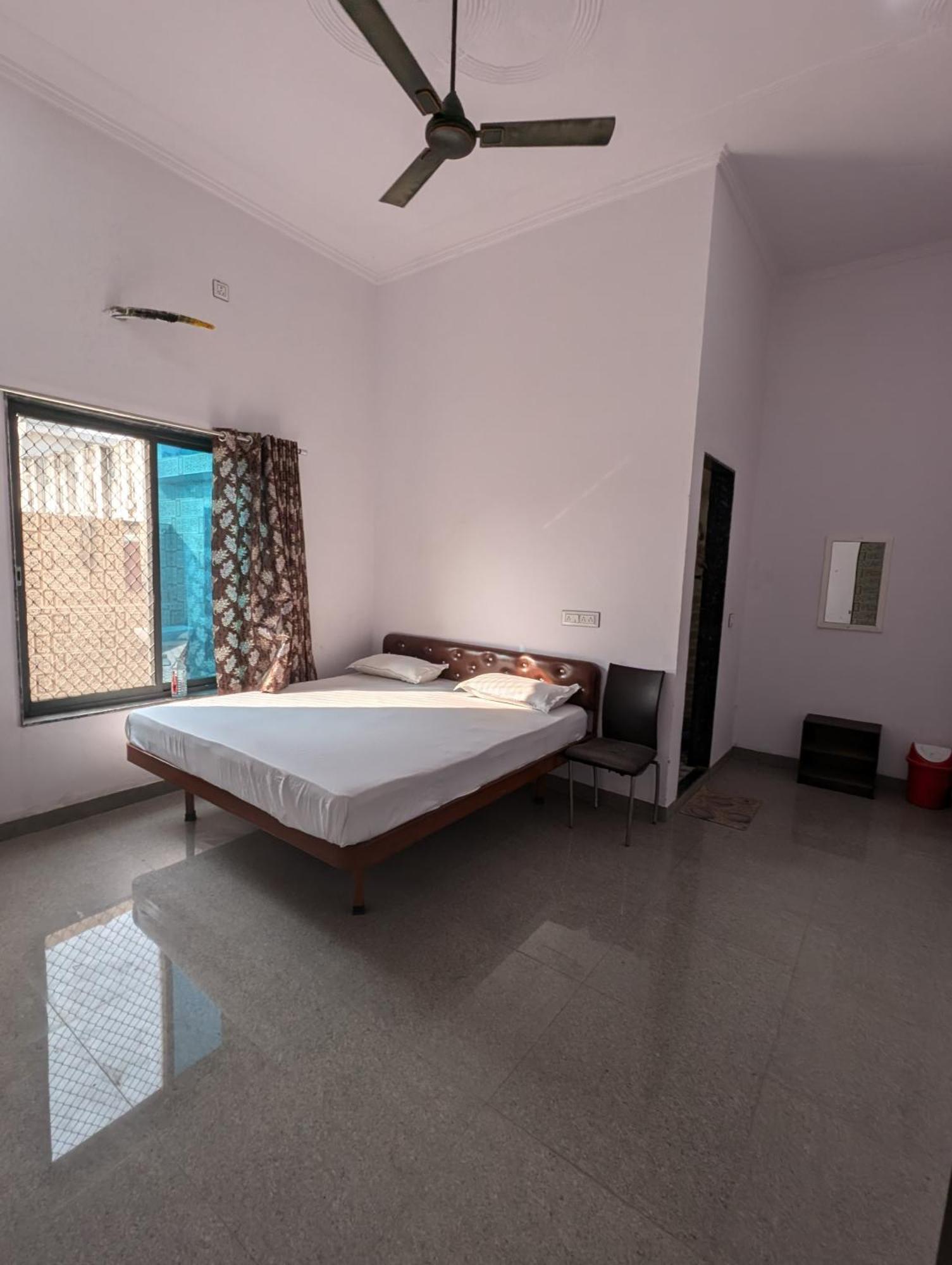 Hotel Raghunath Palace Khātu Екстериор снимка